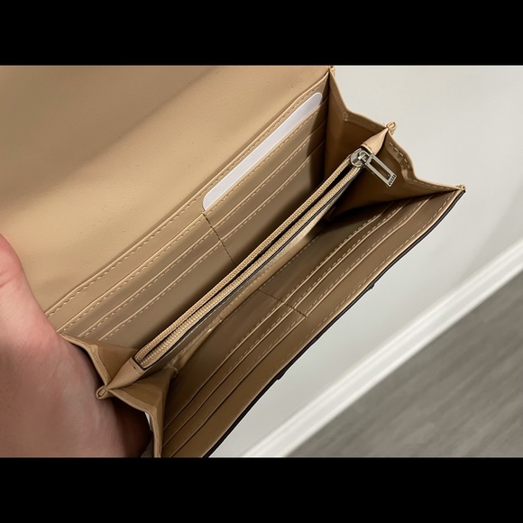 Guess Clutch - Picture 3 of 3